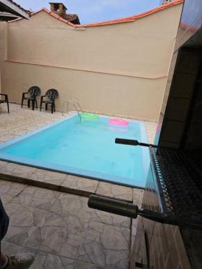 Maravilhosa Casa com Piscina, Área Gourmet com Churrasqueira em Deck Coberto, 4 Quartos, Garagem para 6 Carros - Pé na Areia